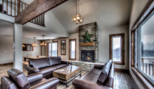 8 bdrm newly built LUXURY CHALET at BLUE MOUNTAIN