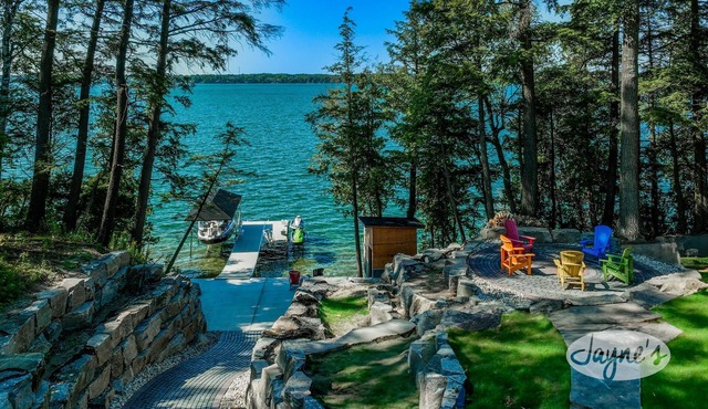 9 bdrm 14 bath cottage on Lake Simcoe, Pool! Hot tub! Tennis Court! Arcade Room!