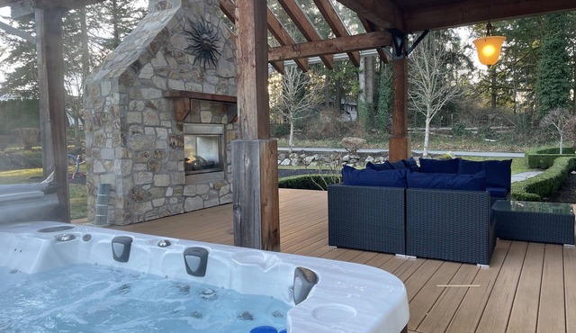 9 bdrm home, sleeps 26 w/hot tub/gym/theatre/bar