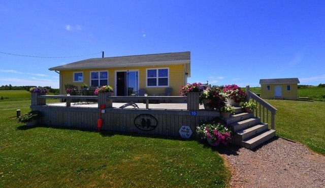 A cozy rustic cottage with a short walk to a fantastic beach in Seaview, PEI
