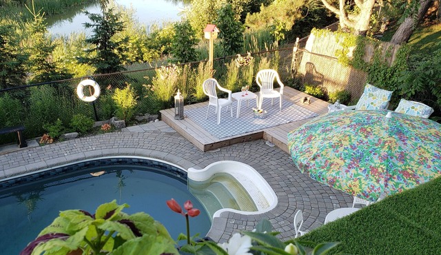 A family-friendly getaway, with outdoor pool and beautiful view!