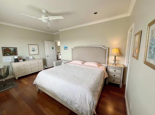 A lucky quiet en-suite on the second floor with independent entranceclose to YVR