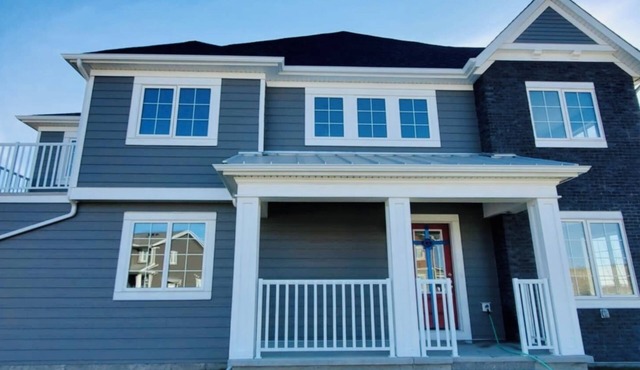 A peaceful cozy three bedroom, home away from home, near Spruce Meadows