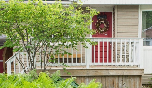"Abbey Cottage" Beautiful Updated Modern Cottage