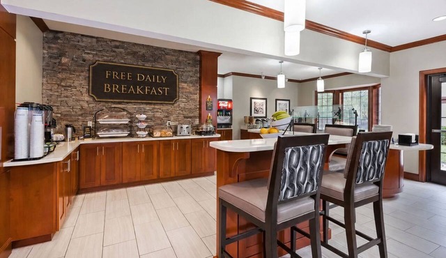 Accessible 2BR Suite w/Tub | Breakfast + Pool in Kalamazoo