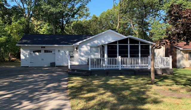Adorable Lakehouse across from Dune Rides in SL 3 bdrm, A/C, sunroom, large deck