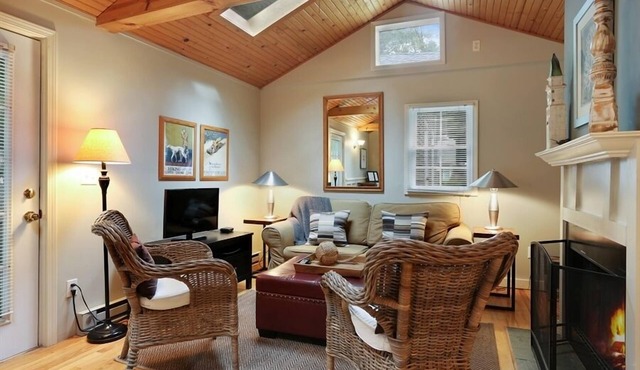 Adorable Union Pier Cottage Close To Beach and Downtown!