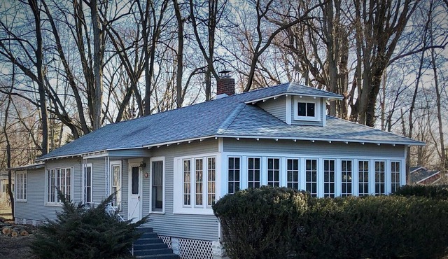 Affordable Classic Cottage One block from the beach