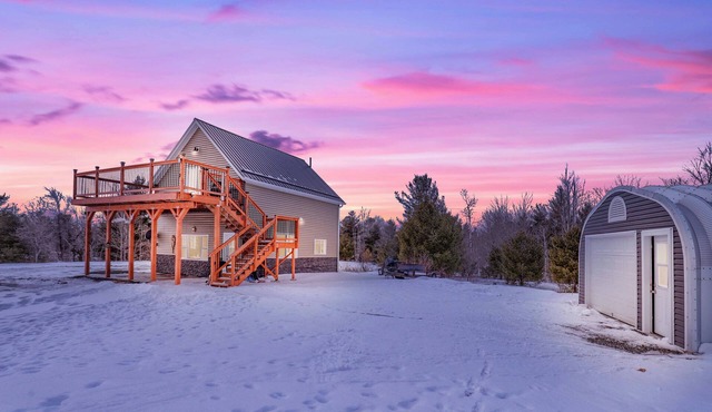 All-season cozy pet-friendly country retreat on 24 acres; mins to trails & lakes
