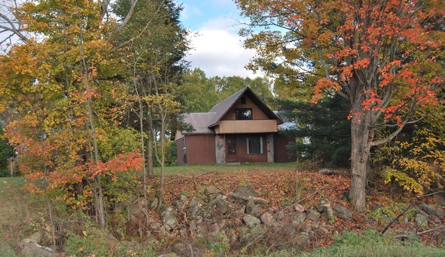 All-season Lakeview Cottage with Stone Fireplace