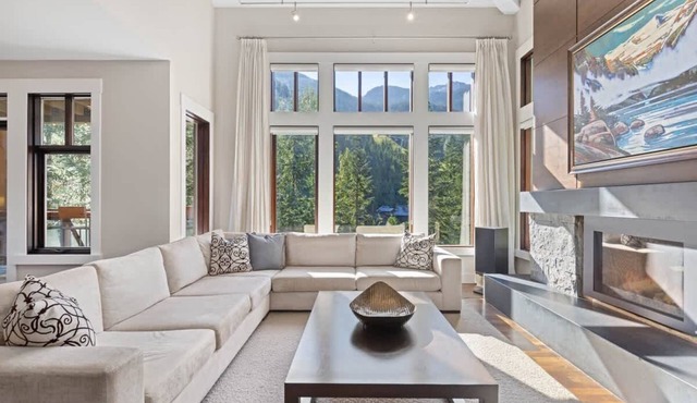 Alpine chalet near bike park w/AC, hot tub