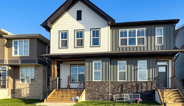 Amazing Home in NW Calgary | Great Amenities!