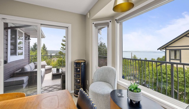 Amazing Ocean Views, Hot Tub, Sleeps 10!