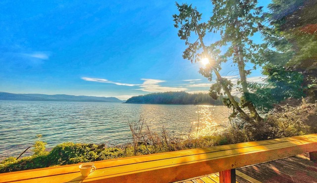 Amazing Waterfront Retreat with two private decks, steps to beach