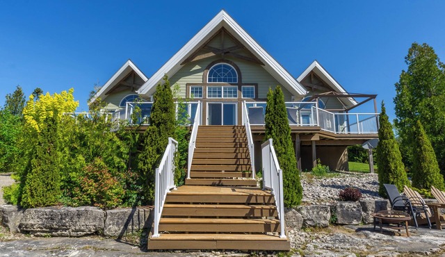Amazing waterfront luxury home in millionaire area only minutes from town