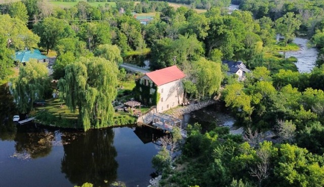 An enchanting island suite with Waterfalls~Hot Tub~Boats~Bikes~Patio~Parks Pass