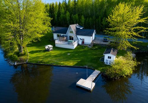 Anse au Soleil Levant, Maison complete au bord du Lac Cameron