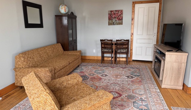 Apartment in 150-year-old farmhouse! Access to river, forest, paths, games.