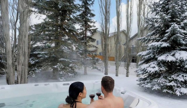 Arbour Lake 3BR2BA Family Retreat w/Hot Tub, Games Room, BBQ, Yard C-Air — Sleeps 8