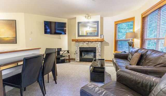 Aspens #127, Prime Ski-in Ski-out Location! Pool, Hot tubs, BBQ, sleeps 7