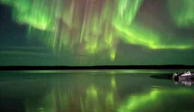 Aurora views from 2 br apartment by lake!