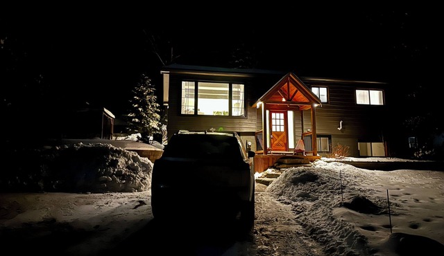 'Away' in Haliburton~ hottub, kayaks, hygge living