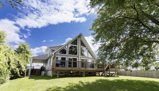 ★ Awesome Waterfront Cottage ~ 4 BR ~ Near Prince Edward County & Wine Region