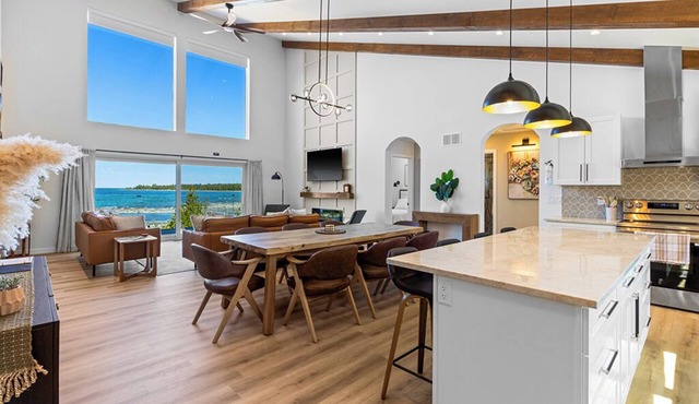 Azure Vista: Lakefront | Game room | Hot tub