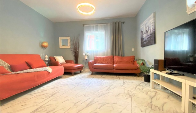 B23~Sunny Terrace+17 Bed/Sofa bed+6 Room+6 Full Bath+Free parking~100 WalkScore