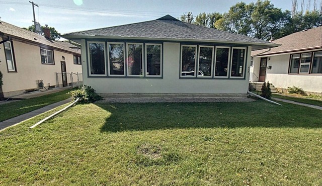 Basement 3 bdrm close to airport/everywhere Eat/Shop/Bus/Park/Cinema/Library ...