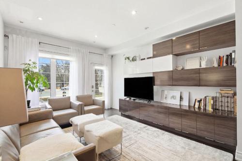 Bayview Townhouse 2BR & Parking