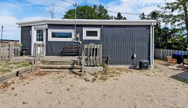 Beach 1 Getaway, Walk to Beach 1, Sleeps 10, Pet-Friendly, Fire Pit 93 Mosley St
