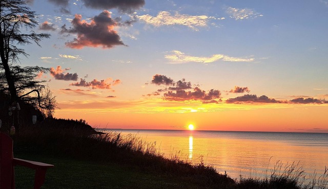 Beach-front 3 bedroom cottage with private access to a family-friendly beach.