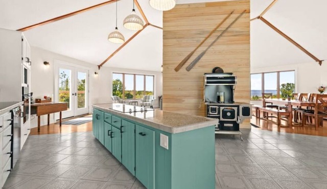 Beach house retreat: Waterfront & Hot Tub
