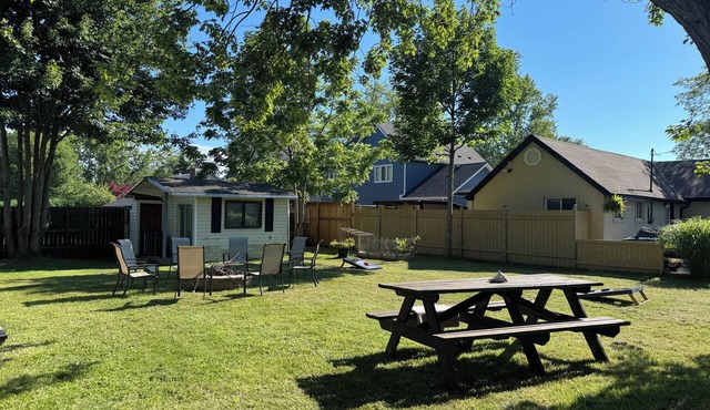 Beach Retreat - Hot Tub - 10 min Walk to Bay Beach