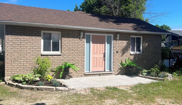 BEACHFRONT COTTAGE IN WASAGA BEACH - SANDPIPER BEACH RESORT - COTTAGE UNIT # 16