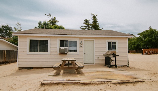 BEACHFRONT COTTAGE IN WASAGA BEACH - SANDPIPER BEACH RESORT - COTTAGE # 10