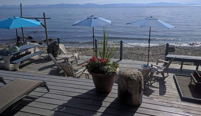 BEACHSIDE by the Bay, Waterfront, Hot Tub & Beach!