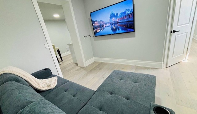 Beautiful 2 Bedroom Suite, Full Kitchen and Bathroom