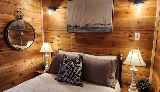 Beautiful 3+1 bedroom cottage for rent sleeps 8 surrounded by nature