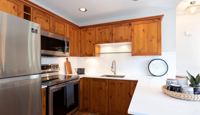 Beautiful 3 Bed/3 Bath Townhome in the Village