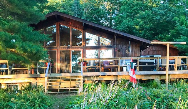 Beautiful 3 Bedroom Lakefront Cottage