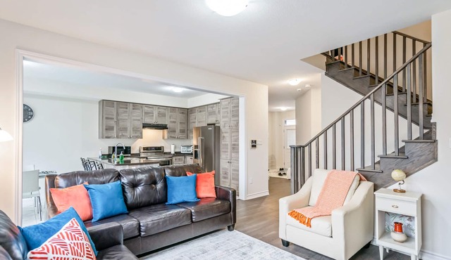 Beautiful and Brand New Home, 3 Bedroom Near Niagara Falls, Free Parking