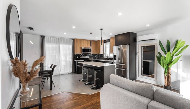 Beautiful and renovated house near Montreal and next to everything you need