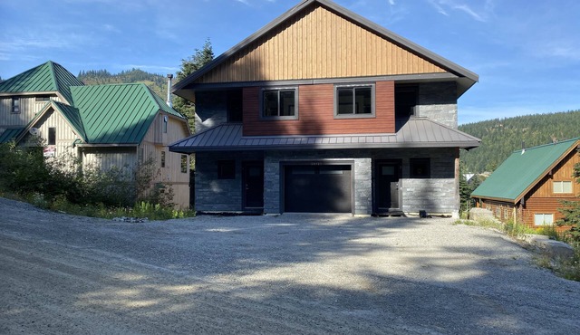 Beautiful cabin with hot tub, steam room, deck & directly across from ski lifts