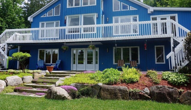 Beautiful chalet with amazing view, hot tub,hiking,ski,privacy