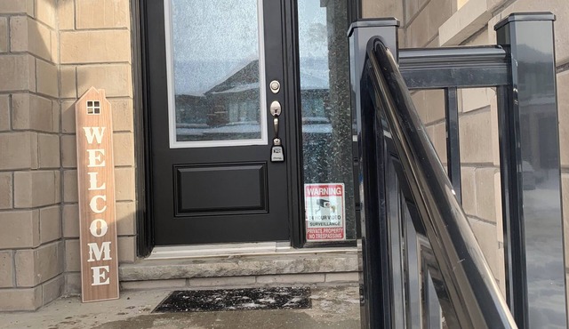 BEAUTIFUL & CLEAN LINDSAY TOWNHOME (MINS TO SHOPS)