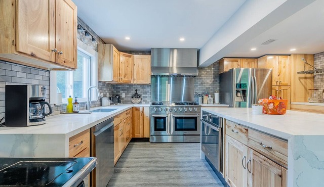 Beautiful Cottage near Chandos Beach with Hot Tub