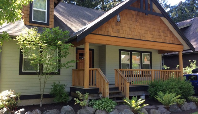 Beautiful Cultus Lake Cottage/sleeps10/3 BD+flex/3 bath/pool/hot tub/gym/theatre