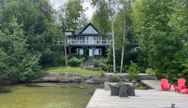 Beautiful Family Cottage on Lake Joseph! Great Proximity! Theatre Room!